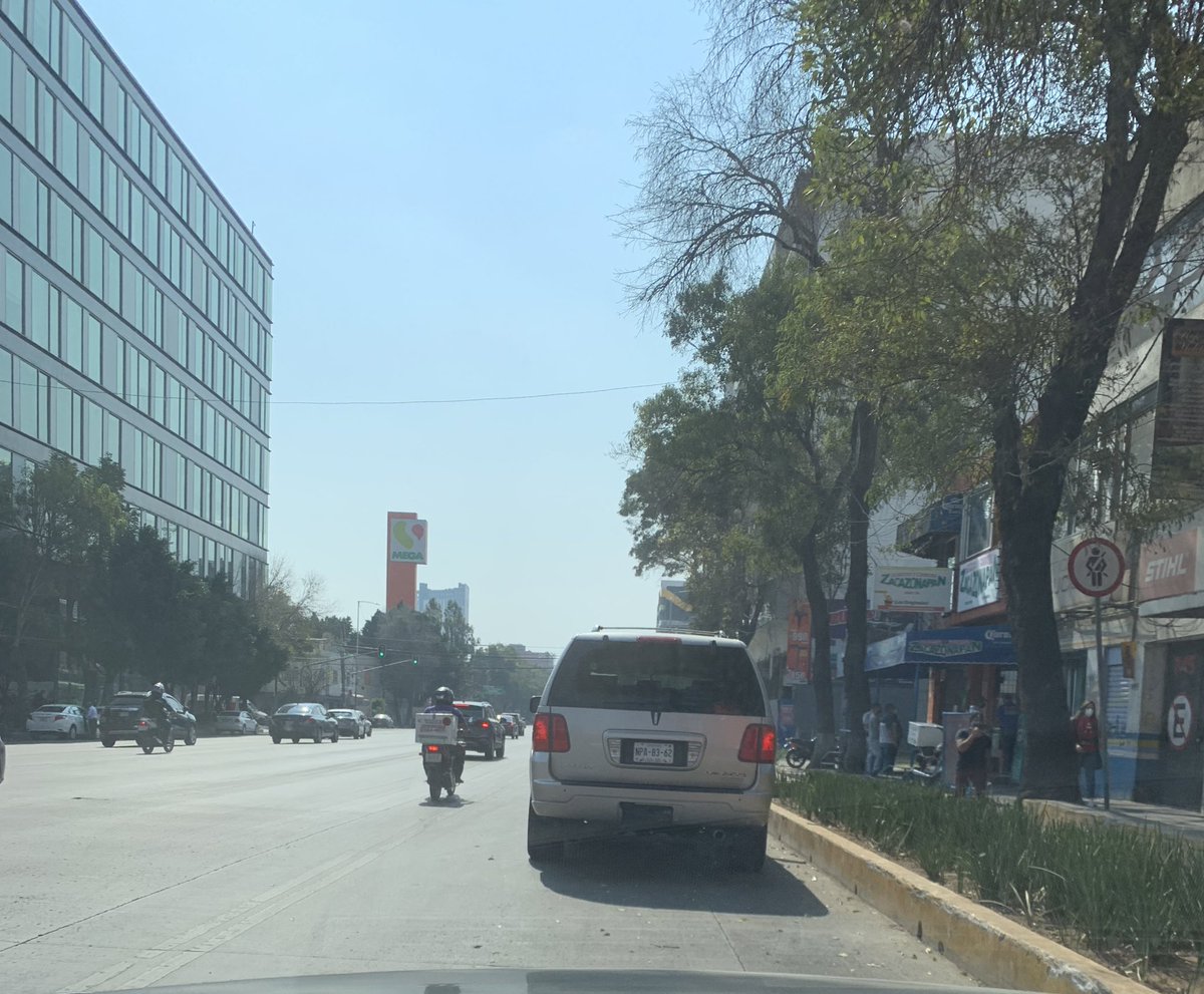 Revolución a la altura de sebastian del piombo, colonia Nonoalco varios coches estacionados en avenida principal. <a href="/UCS_GCDMX/">Unidad de Contacto del Secretario SSC CDMX</a> apoyo porfavor