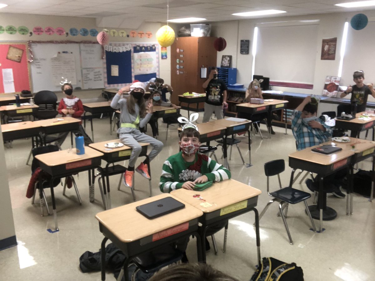 Mrs_Cacciola's tweet photo. 209 had the best send off into winter break thanks to our wonderful homeroom parents! Can’t wait to see this bunch again in 2021! https://t.co/vIShcANS2s