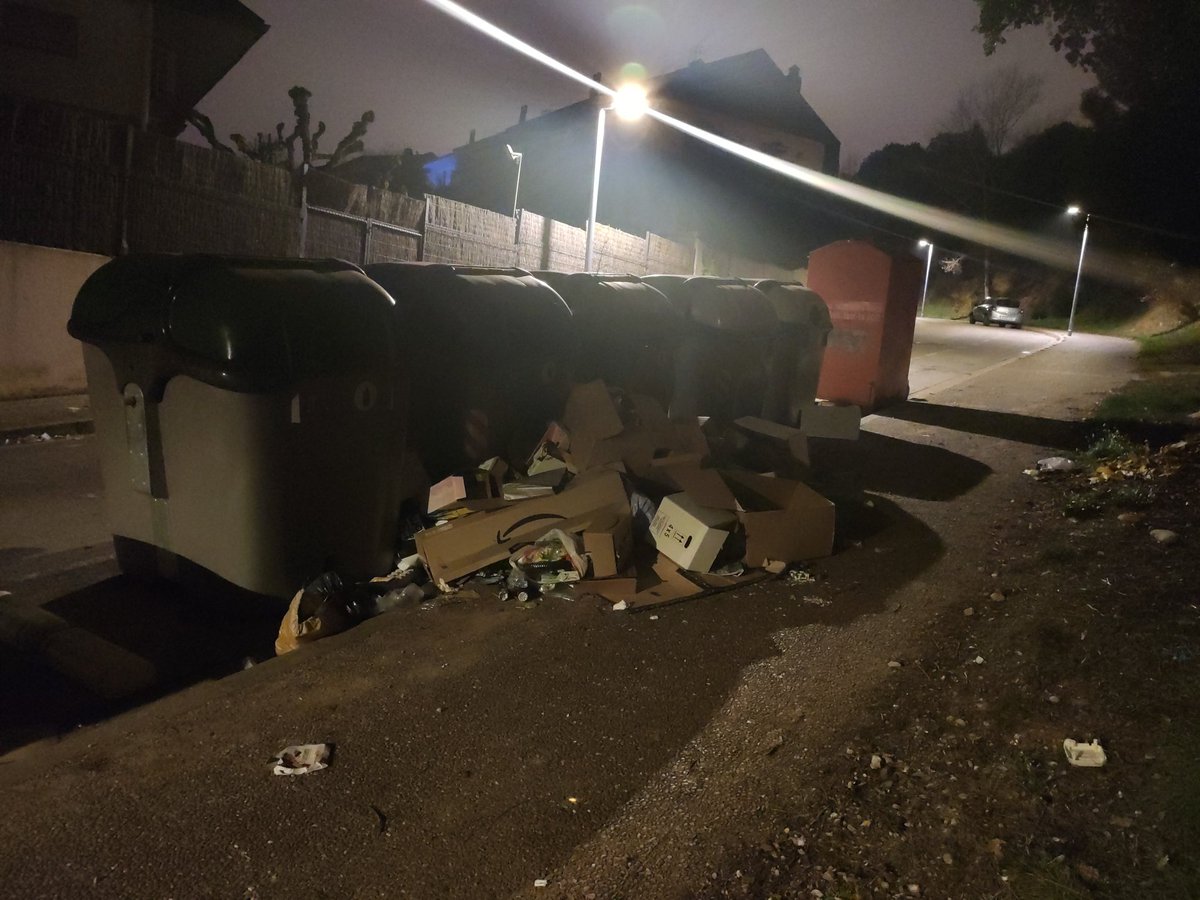 bonshoms's tweet photo. @girona_cat @alcaldessa_gi @EduardBerloso @sost_gi 7 dies sense que recolliu les escombreries al C. Estudi general Girona. De que serveix reciclar a casa si després no podem fer ho al carrer. Situació habitual d'aquests contenidors. Vergonya! https://t.co/dOyZamJ53l