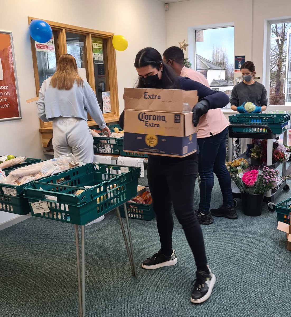 Day 2 and over 150 meals delivered as well as 200 cakes and treats 🧁 we delivered hot meals to the families who need them most in Havering as well as Christmas treats to our local hospital 🏥 we go again tomorrow 💪🏽 #EndChildFoodPoverty @MarcusRashford