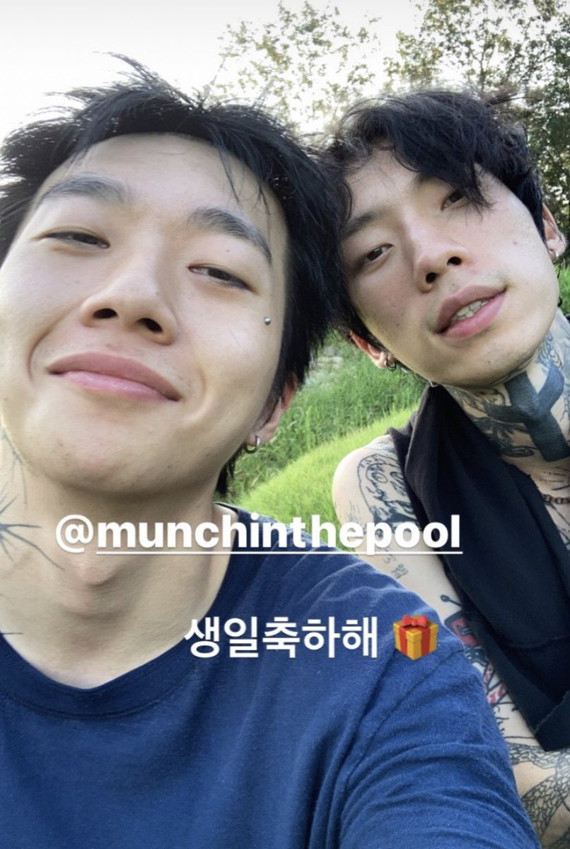07MKYO's tweet photo. besties LOOOL https://t.co/9zvOYgObL9