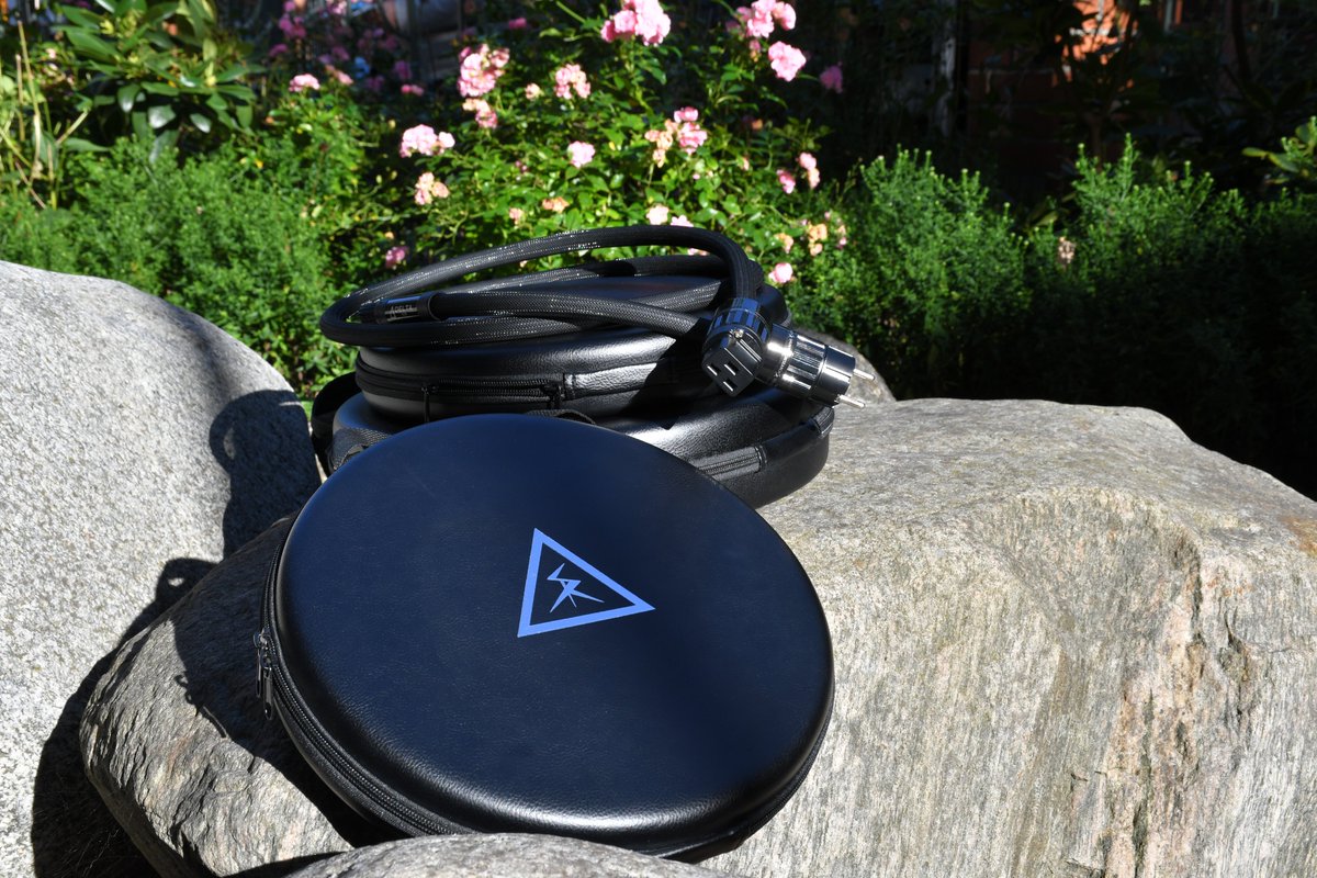 HifiBerlin's tweet photo. Shunyata Delta NR

Shunyata's Delta Technology

The Delta power cables are the third highest development level of Shunyata's power cable portfolio and represent a superior price/performance ratio in the sound improvement of hi-fi systems. https://t.co/ddHmRWeLnt