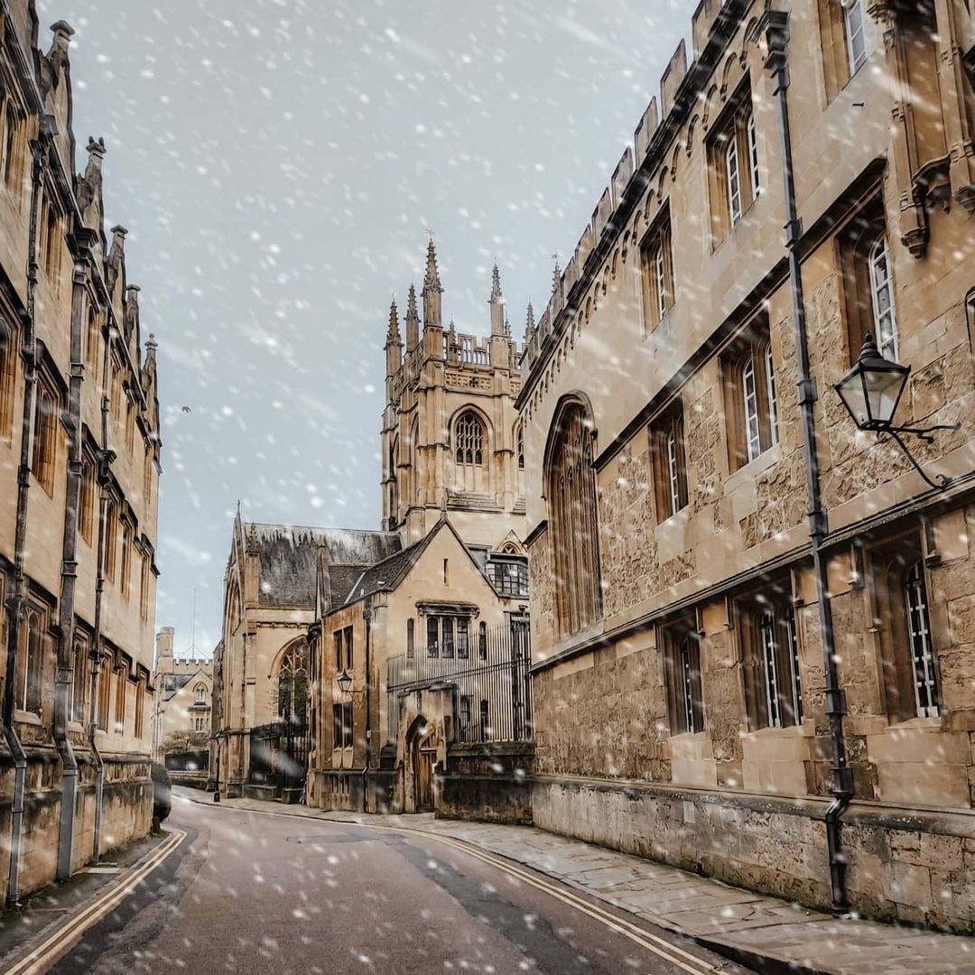 Snowy streets in Oxford to get you into the holiday spirit... Have you had snow in your area yet this year? ❄️

📸 credit: @travelling_han (IG)

#oxford #snowystreets #snowseason #christmastime #holidayspirit #holidayfox