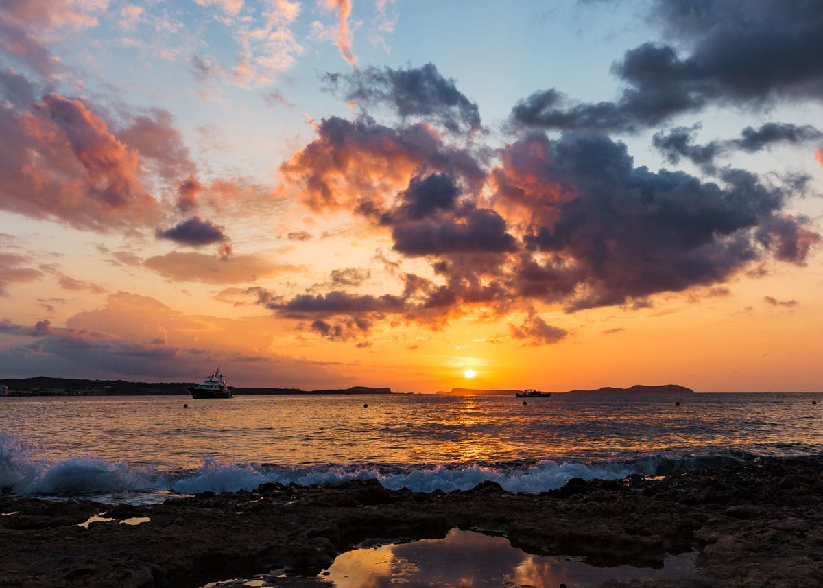 Mamboibiza's tweet photo. The timeless beauty of the Ibiza sunset 🌅😍 https://t.co/kUXYzwXoJV