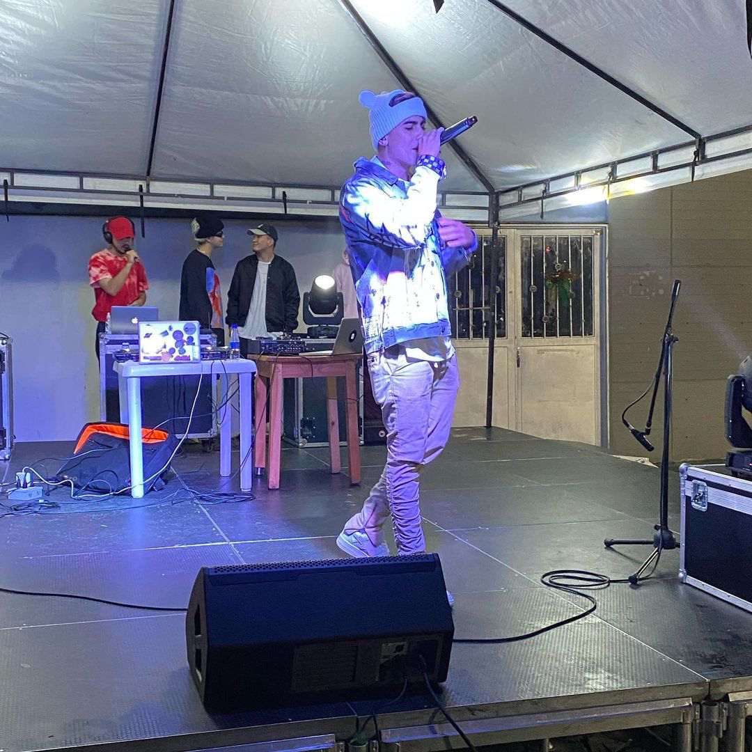 cerati9's tweet photo. You Andy. 🎤🎤🎤 - Caldas - 12.19.2020 @_youandy @574Studio @CaldasAlcaldia #CaldasJoven #SemanaDeLaJuventud2020 #YouAndy #Team574 #574Studio #Caldas #Antioquia #Colombia @ Parque de las Tres Aguas https://t.co/i2bqUzOft2 https://t.co/y3ssJVqQKC