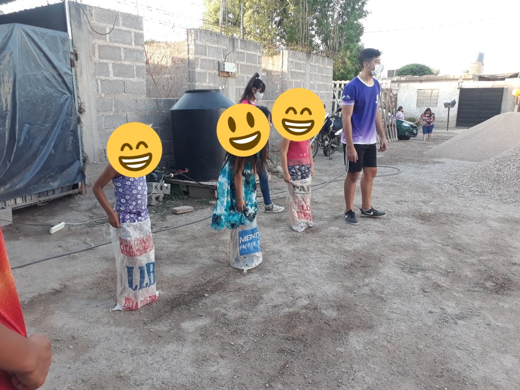 juventud_mb's tweet photo. Ayer 22/12 en nuestro merendero RAYITO DE SOL 🌞 tuvimos una visita muy especial 😱🎅🎁 
La alegria y sonrisas de nuestros niños nos llenan el corazón ❤️☺
Desde juventud MB 🌼 les deseamos una feliz Navidad https://t.co/XvpqhnQnjF