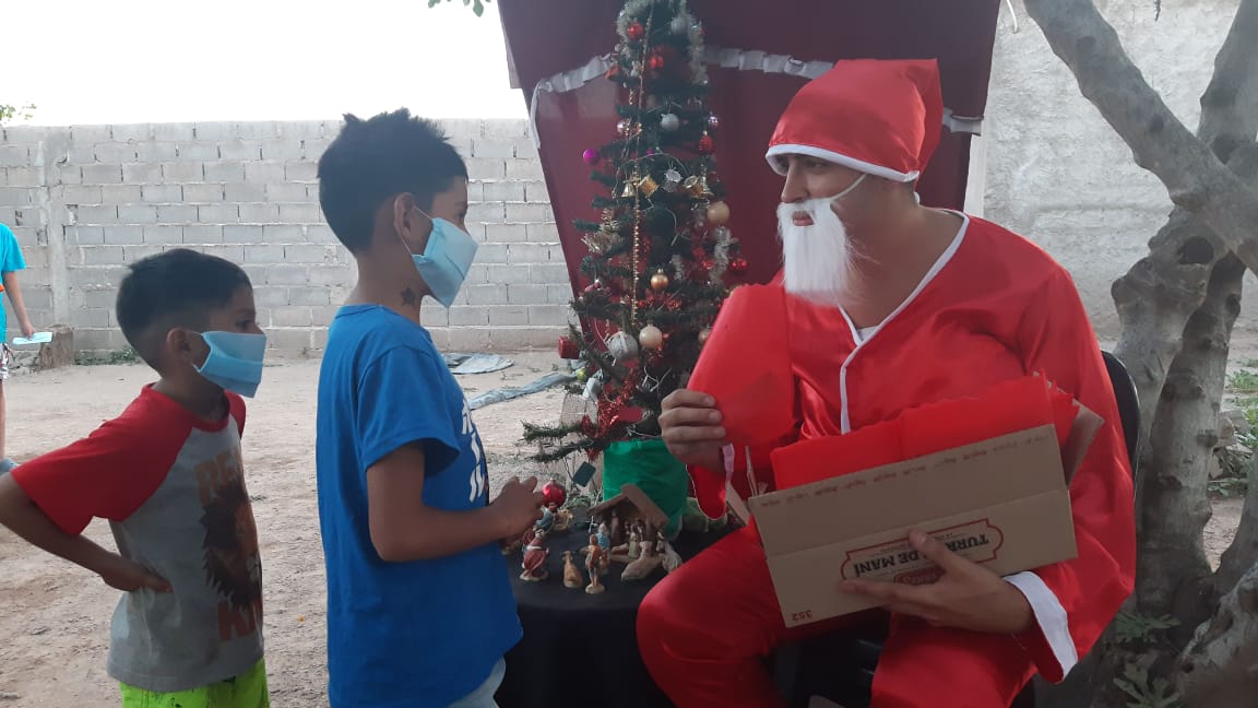 juventud_mb's tweet photo. Ayer 22/12 en nuestro merendero RAYITO DE SOL 🌞 tuvimos una visita muy especial 😱🎅🎁 
La alegria y sonrisas de nuestros niños nos llenan el corazón ❤️☺
Desde juventud MB 🌼 les deseamos una feliz Navidad https://t.co/XvpqhnQnjF