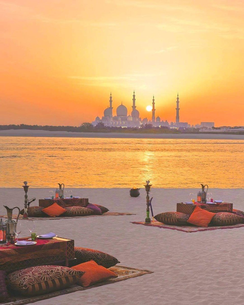 The Shangri-La in Abu Dhabi certainly lives up to its name. 'Shangri-La' literally means paradise, which is certainly what it looks like at sunset✨ 🌎 Shangri-La Hotel, Qaryat Al Beri, Abu Dhabi 📸 : shangrilaabudhabi