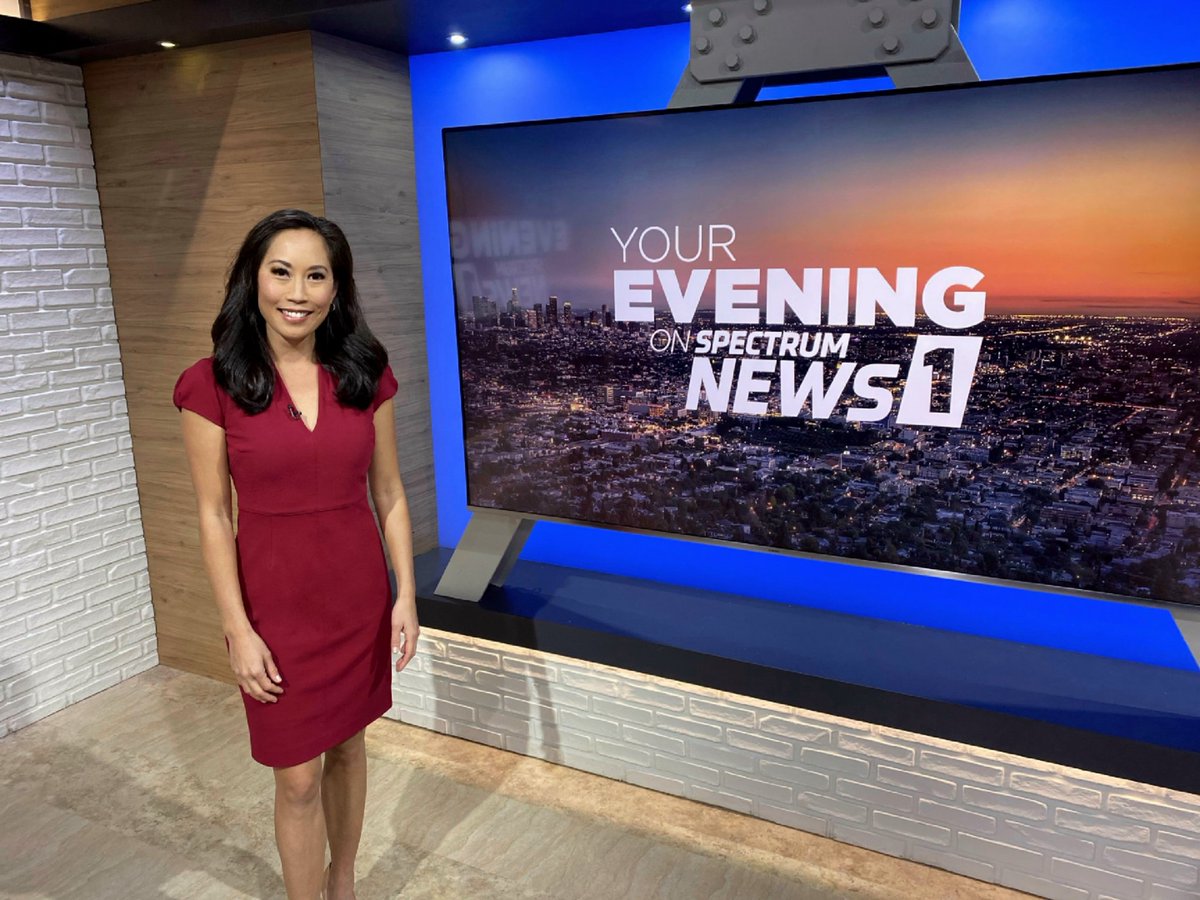 Renee_Eng's tweet photo. Change of scenery! Filling in on @spectrumnews1socal's evening show all week. I promise it's not all stories of doom and gloom, there are some positive ones, too! Catch you tonight at 5 and 9:30 ✌.
#HappyHolidays #whattodowithmyhands https://t.co/0Emy50cYYy