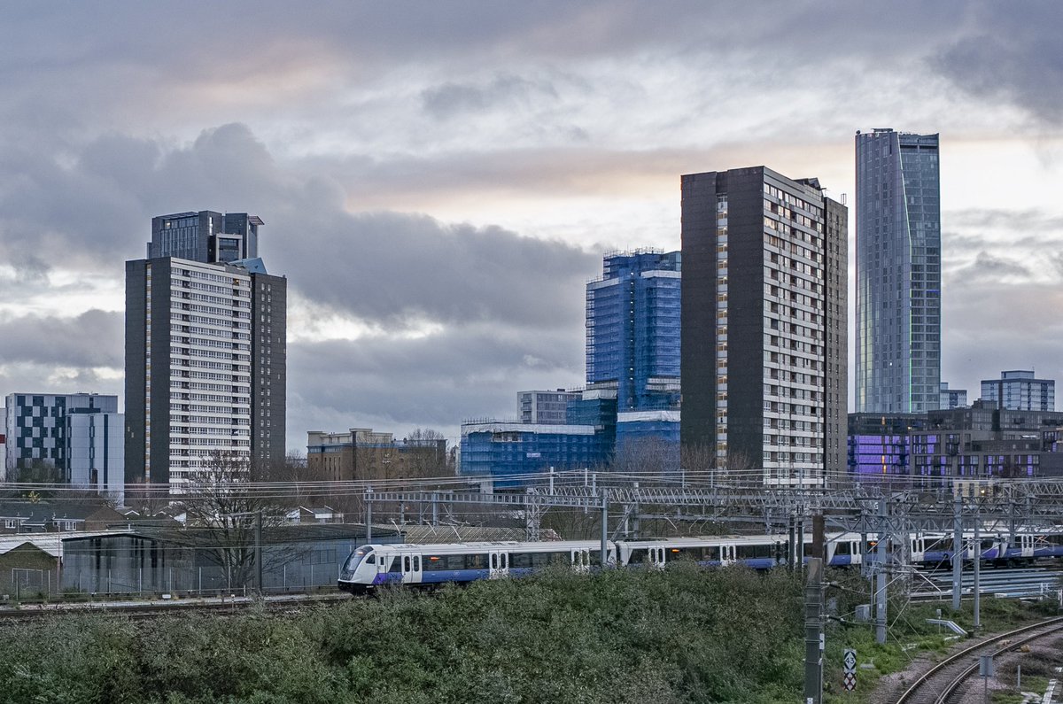 EWastelands's tweet photo. #wfh day lunchtime stroll. #towerblocks in the #carpentersestate which are mostly empty, controversially #decanted prior to the 2012 olympics. #dennisonpoint #lundpoint #jamesrileypoint #stratford #e15 #newham #urbanlandscape #trains #eastlondon #skyline https://t.co/1TV7zFIQgY