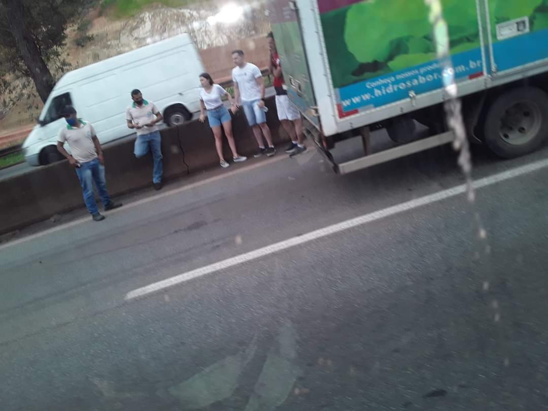 BR381/Betim: Ford Ka bateu na traseira de um caminhão 3/4 subida Petrobrás. Faixa esquerda