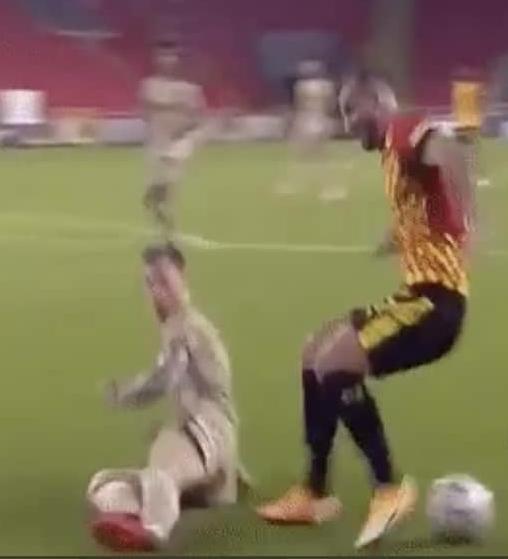 G. Gümüşdağ çıkmış, Rafael değmediği pozisyonda kart yedi ve biz orda oyundan koptuk diyor. Ulan biz geçen haftalarda sosyal mesafenin korunduğu Serdar'ın pozisyonunda Göztepe'den penaltı yedik! Bunun gibi onlarca katliam yaşadık. Hakeme rağmen kopmadık, kopmuyoruz!!!