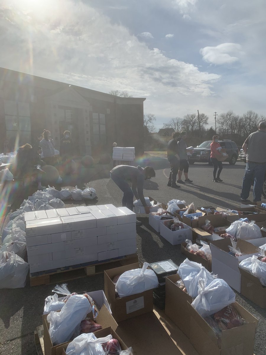 doc_martin56's tweet image. Food distribution at Jere Baxter Middle School.  Fighting #FoodInsecurity #librariansrock #mnpslibhacks