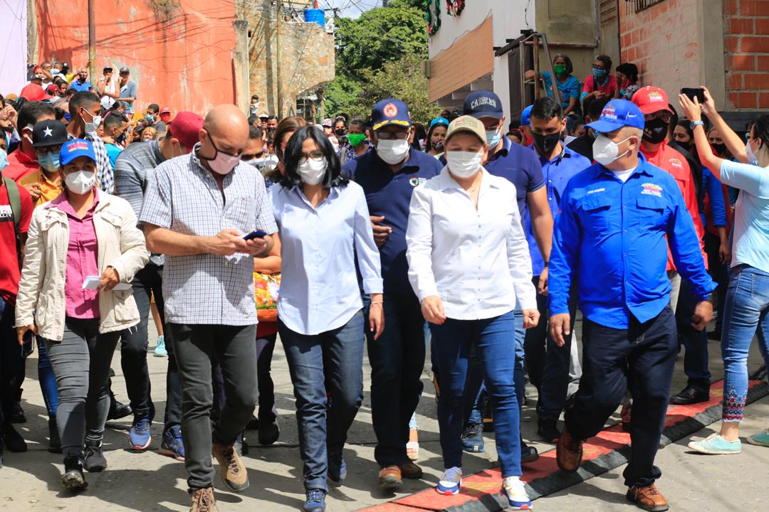 ViceVenezuela's tweet image. #EnFotos || Así fue la entrega de juguetes para los niños y niñas de la Comuna Ceibita en la parroquia caraqueña de El Valle, actividad liderada por la Vicepdta. @drodriven2 y que responde al llamado del Pdte. @NicolasMaduro de brindar al pueblo unas #NavidadesFelices2020.