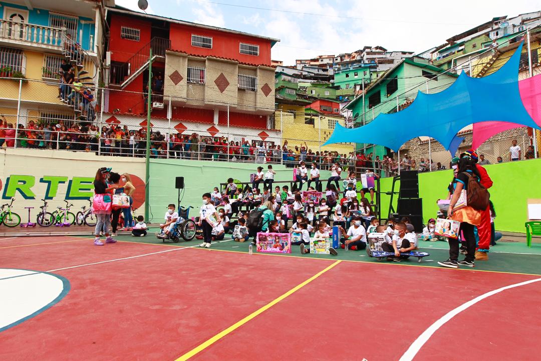 ViceVenezuela's tweet image. #EnFotos || Así fue la entrega de juguetes para los niños y niñas de la Comuna Ceibita en la parroquia caraqueña de El Valle, actividad liderada por la Vicepdta. @drodriven2 y que responde al llamado del Pdte. @NicolasMaduro de brindar al pueblo unas #NavidadesFelices2020.