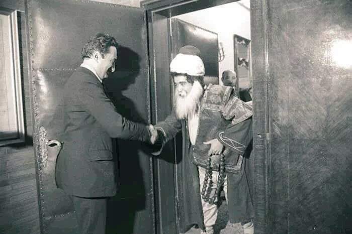 Bülent Ecevit o dönem kendine en ağır eleştiriler yapan Levent Kırca'yı konuk ediyor. (1977)