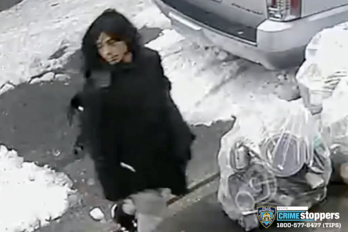 Elderly woman assaulted, robbed in broad daylight Hell's Kitchen attack