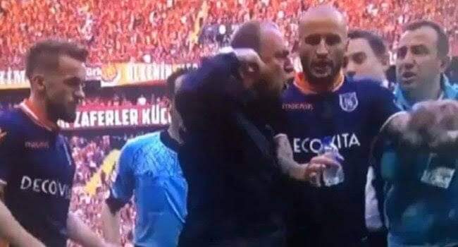 HATIRLATMA

Göksel Gümüşdağ şampiyonluğa oynadığı sene yedek kulübesine dalıp hocasına saldıran ve yardımcısına yumruk atan Fatih Terim hakkında tek bir açıklama bile yapmamıştı. #KadıkoeydeKaranlıkGece