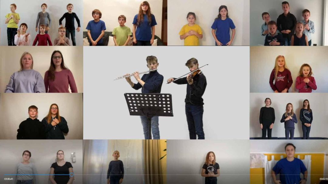 MKIDSeV's tweet photo. Morgen am 24. Dezember ab 14:00 Uhr ist unser Weihnachtsmusical online. 
Fast 80 KIDS, TEENS, Mitarbeiter und Freunde haben mitgemacht.
https://t.co/1P4lCYil4P https://t.co/oHJxNuEOGa
