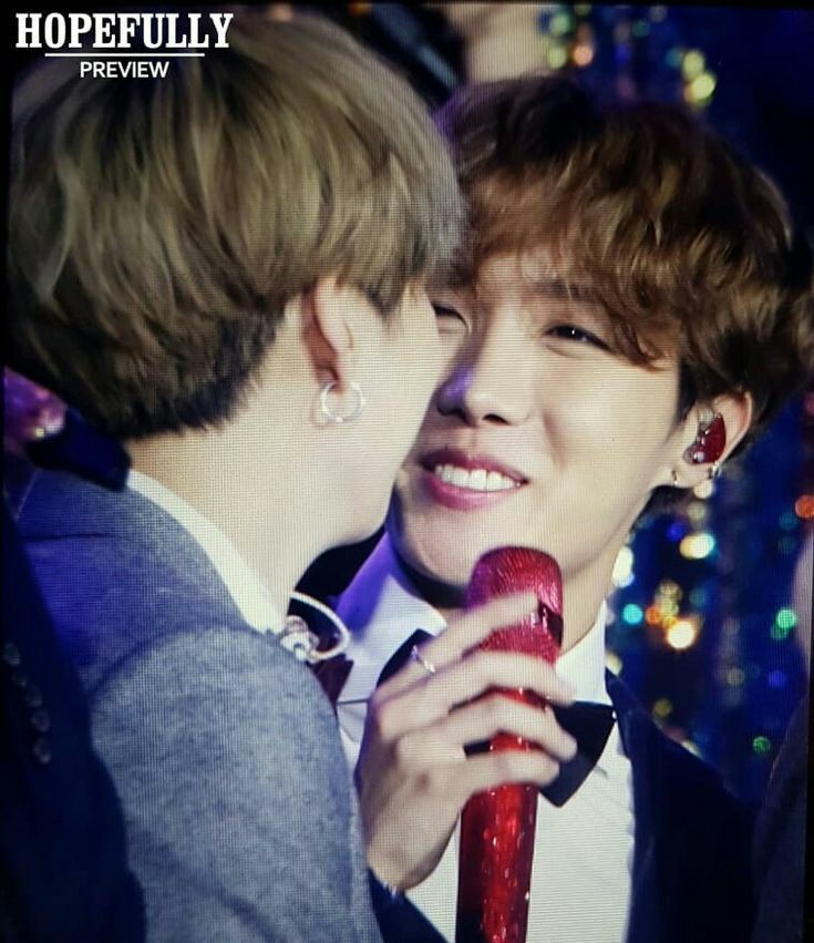 sopestann_'s tweet photo. Buradaki serenatı bir Yungi bir Allah bir de Sopefull bilir net!!
#SopeDay #10YearsOfSope #SOPEAnniversary https://t.co/3hOot2j4H2