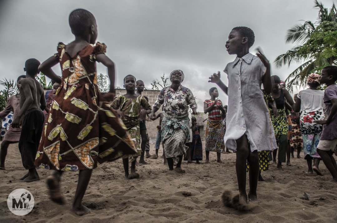 La música i el ball formen part de la realitat humana a totes les cultures, però a l'africana en general, especialment a la zona de l'oest africà, és especialment imponent.

A la imatge unes nenes ballant en una festa animista a Benín.

#benin #africa #igersbenin #travelblog