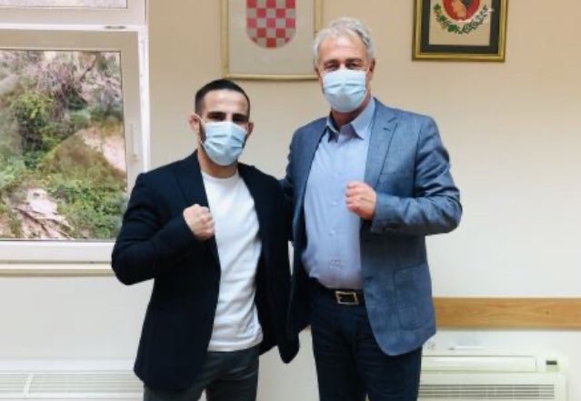 KSW_MMA's tweet photo. Dubrovnik’s very own KSW champion 🇭🇷 @AntunRacic meets with the Mayor of Dubrovnik following his successful title defense at #KSW57!!
(Pic via https://t.co/4k5u25DUwY) https://t.co/UUZuXjI3CU