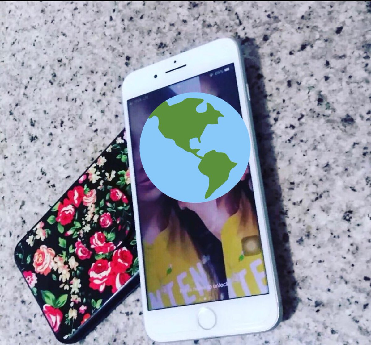 දවස ගානෙම මුනගැහිලා පපුවට තුරුලු වෙලා 
ආදරය කරන අප්‍රමාණ ප්‍රේමවන්තයො අතරෙ
උඹයි මායි ඉන්නෙ කොහෙද ☹️
වෙලාවකට අපි අපෙන්ම අහගන්නවා නේද
දවසක් ගානෙම තියා 
මාස දෙක තුනකට වතාවක් වත් 
දැකගන්න නැති අපිට
ෆෝන් එකයි ඩේටා කනෙක්ෂන් එකයි කියන්නෙ
දෙයියෙක් නෙවෙයි දේවාලයක්
😪😪😪