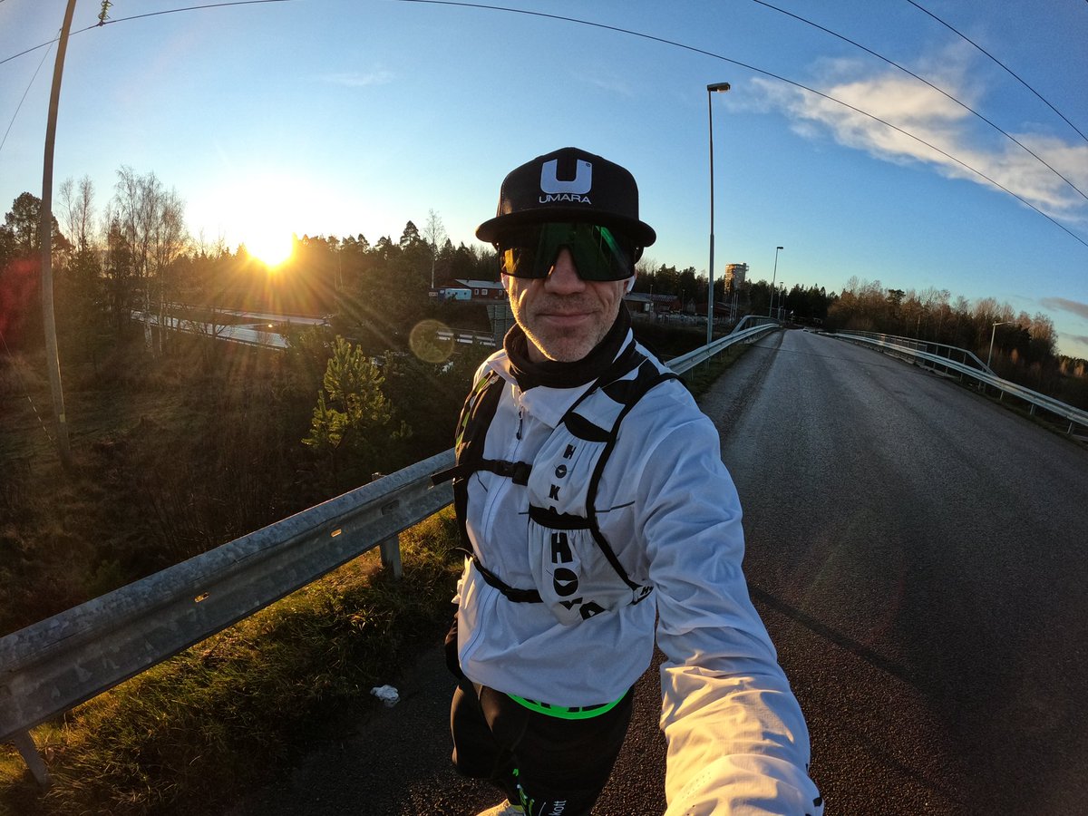 anders_edstrom's tweet photo. Today we got to wear em right..?
.
.
.
##runner #sunnyday #sunrunning #sun #runhard #OakleySUTRO @oakley @HOKAONEONE #CliftonEdge 💥🏃🏻♂️💯🇸🇪💥 https://t.co/WSqxJDxd8e