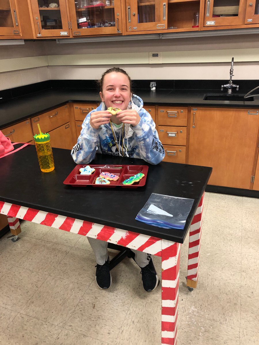 NeenahHSScience's tweet photo. Last year we used chemistry to make ornaments on the PLD before the holiday break. This year we decorated cookies. https://t.co/Vw1oFbNEFe