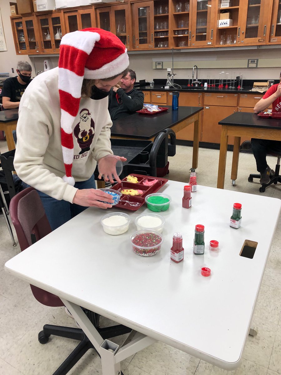 NeenahHSScience's tweet photo. Last year we used chemistry to make ornaments on the PLD before the holiday break. This year we decorated cookies. https://t.co/Vw1oFbNEFe