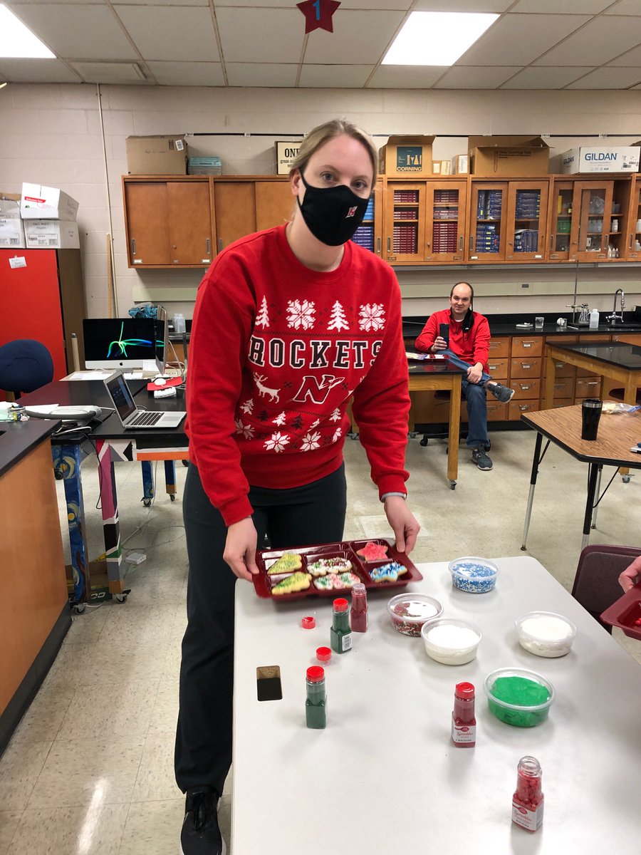 NeenahHSScience's tweet photo. Last year we used chemistry to make ornaments on the PLD before the holiday break. This year we decorated cookies. https://t.co/Vw1oFbNEFe