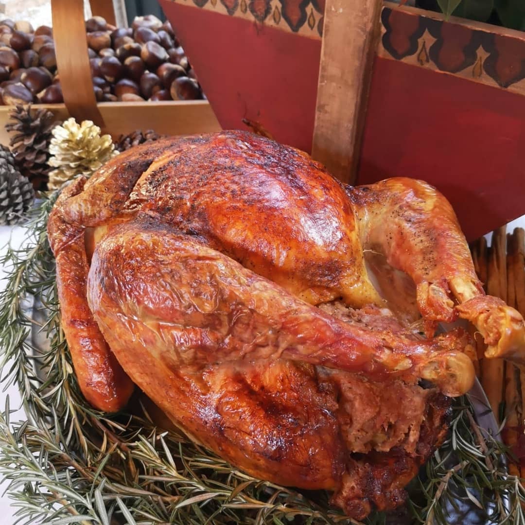 Porque un sano festejo no está peleado con cenar delicioso, todavía tenemos porciones de pavo navideño relleno de castañas 🦃 🌰 
📱 5574070165