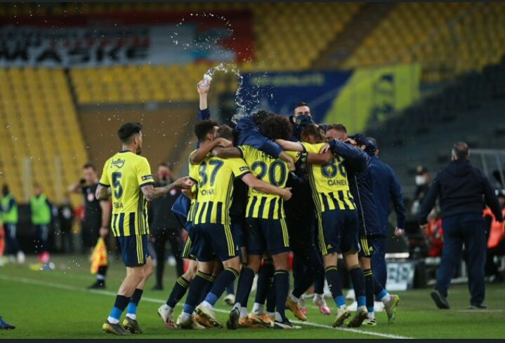 alpccn_'s tweet photo. Dilimde şarkıların gündüz gece deli gibi aşığız Fenerbahçe...

#Fenerbahce #BizFenerbahçeyiz #FenerbahçeGeliyor https://t.co/psqRT22aBb