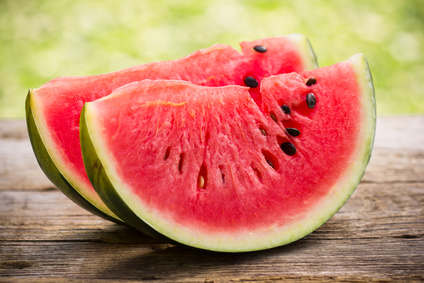 Mangez vos pastèques avec les graines! 🍉
Les graines sont très nutritives et comestibles; riche en acides aminés, protéines, vitamine B et micro nutriments. Aident à donner à votre corps une meilleure immunité,  et des os plus solides.

Ne jetez pas les graines.
Mange-les!

👨🏾‍⚕️⚕️