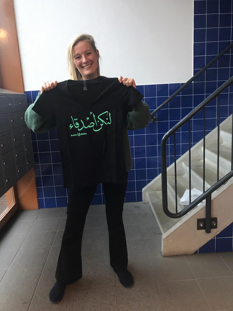 P.s. buddy to buddy steunen? Voor al drie euro per maand kun je vriend worden! Tot 10 januari krijg je dan een tof shirt zoals op de foto met 'let's be friends' (in het Arabisch, Tigrinya of Engels). Net zoals onze top vrijwilligers Amete, Sarah, Anke en Nour!