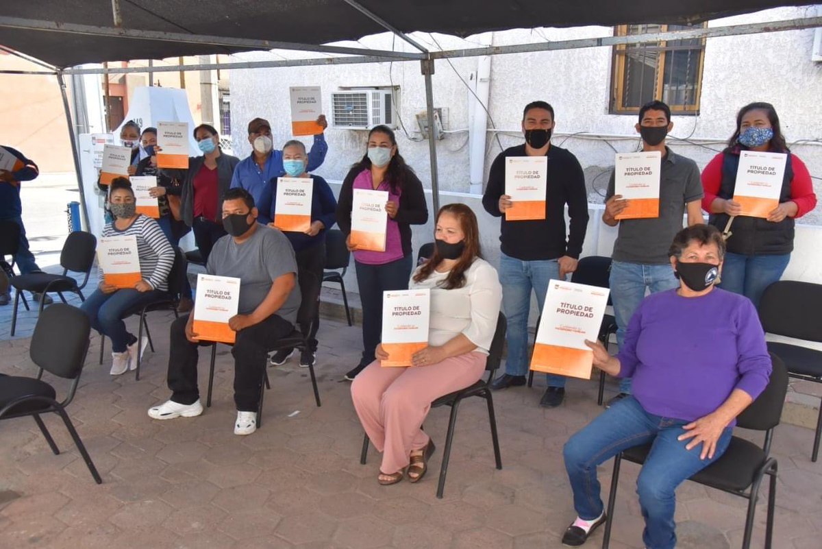 CelidaLopezc's tweet photo. Estamos contentos de haber podido dar certeza jurídica a 25 familias más de la ciudad mediante la entrega de títulos de propiedad. Gracias a Sindicatura y a Promotora Inmobiliaria por hacer esto posible. https://t.co/WnVZLBuDxV