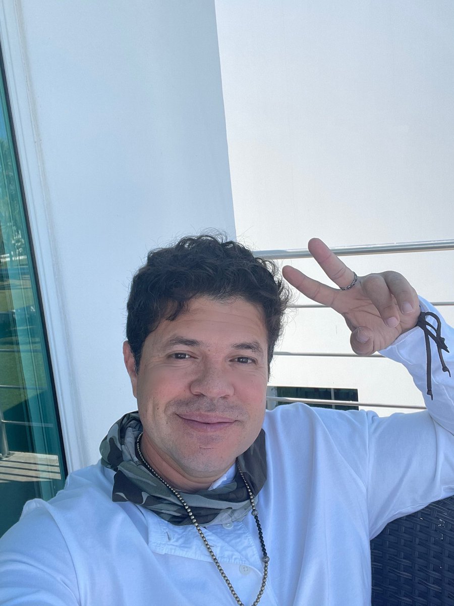 j_medina37's tweet photo. me voy,pero no me retiro de la red..quiza nos sorprendamos con un live tempranero mañana..quizá..pasenlo bien.tengo que empezar a preparar mi tarde de rancho.Dios los bendiga..felices fiestas.Feliz navidad!!! #nofilter #sinproduccion pero con todo mi amor despeinado🤣🤣 https://t.co/CDPSAt4BhR