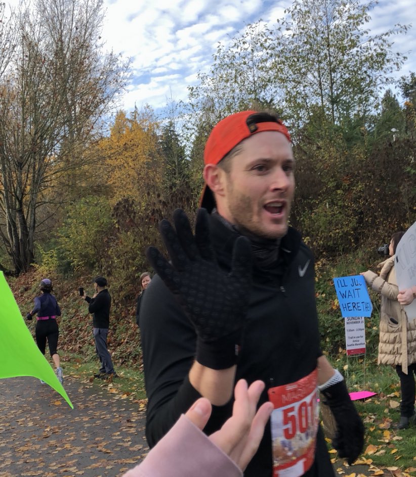 jensen ackles wearing a backwards baseball cap - thread