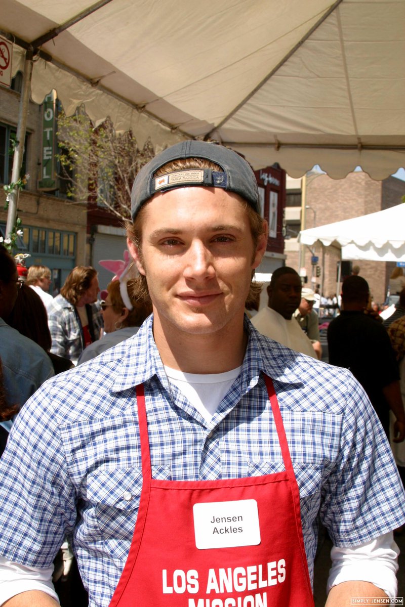 jensen ackles wearing a backwards baseball cap - thread