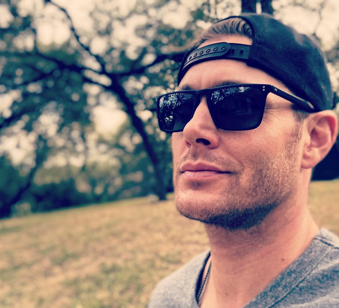 jensen ackles wearing a backwards baseball cap - thread