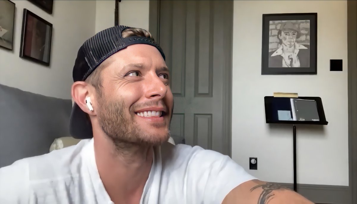 jensen ackles wearing a backwards baseball cap - thread