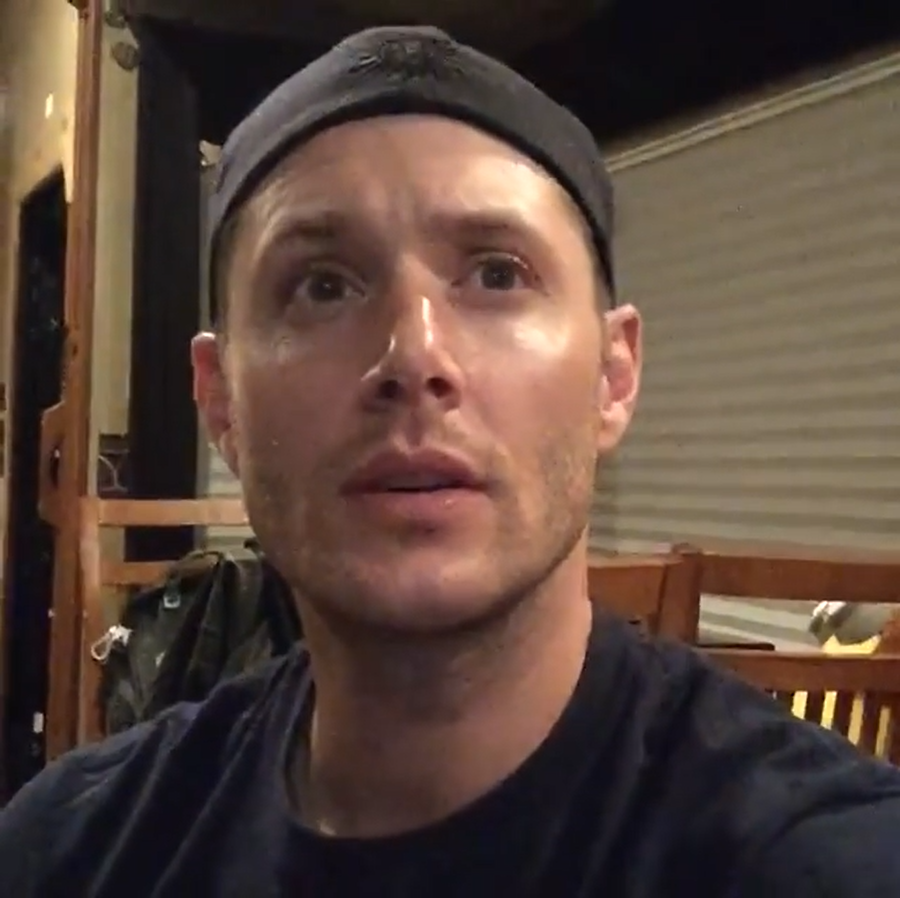 jensen ackles wearing a backwards baseball cap - thread