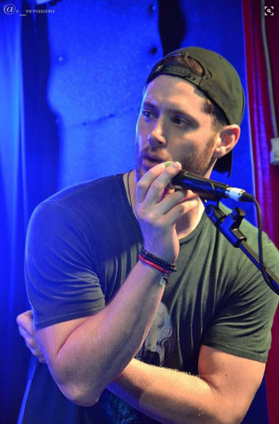 jensen ackles wearing a backwards baseball cap - thread