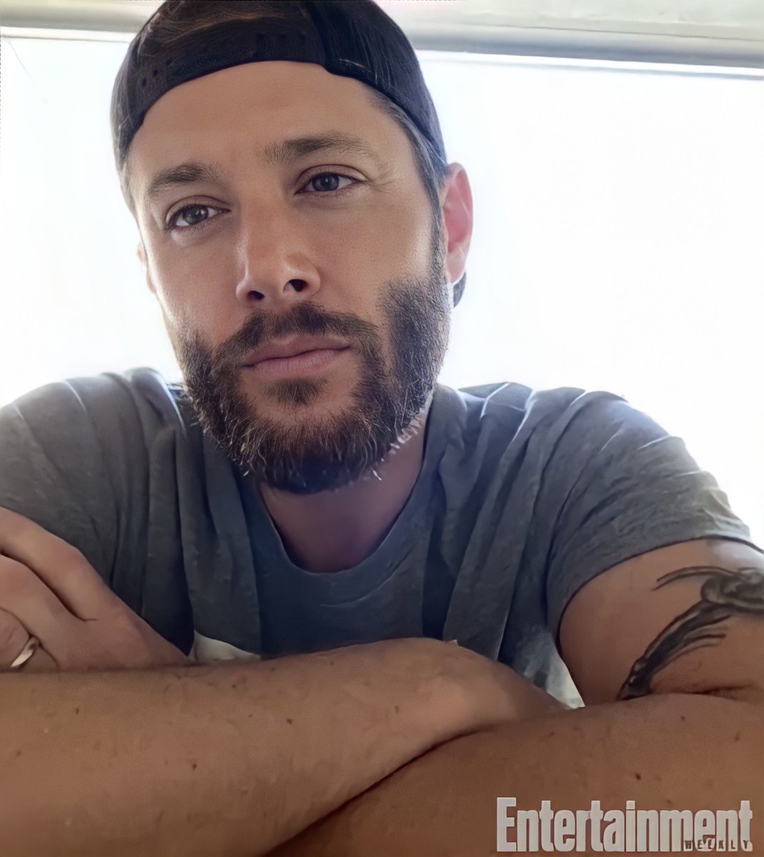 jensen ackles wearing a backwards baseball cap - thread