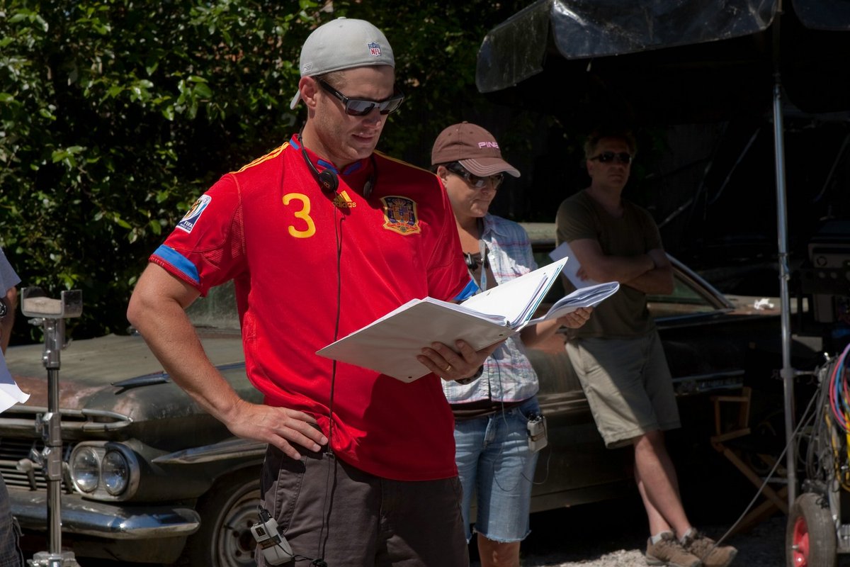 jensen ackles wearing a backwards baseball cap - thread