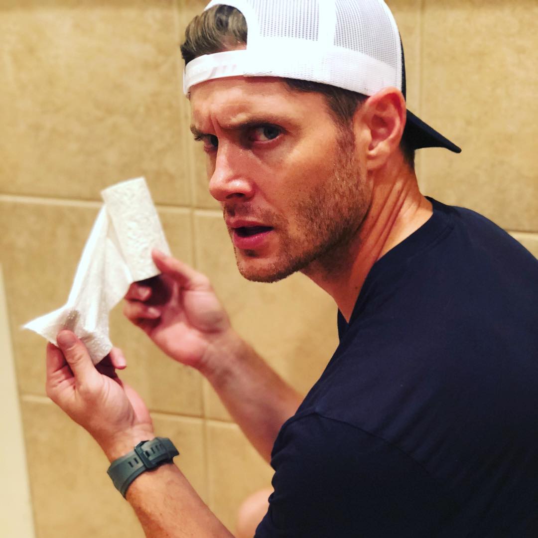 jensen ackles wearing a backwards baseball cap - thread