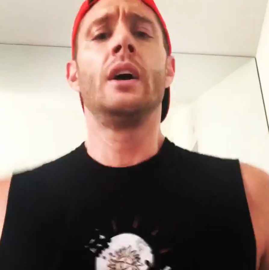 jensen ackles wearing a backwards baseball cap - thread