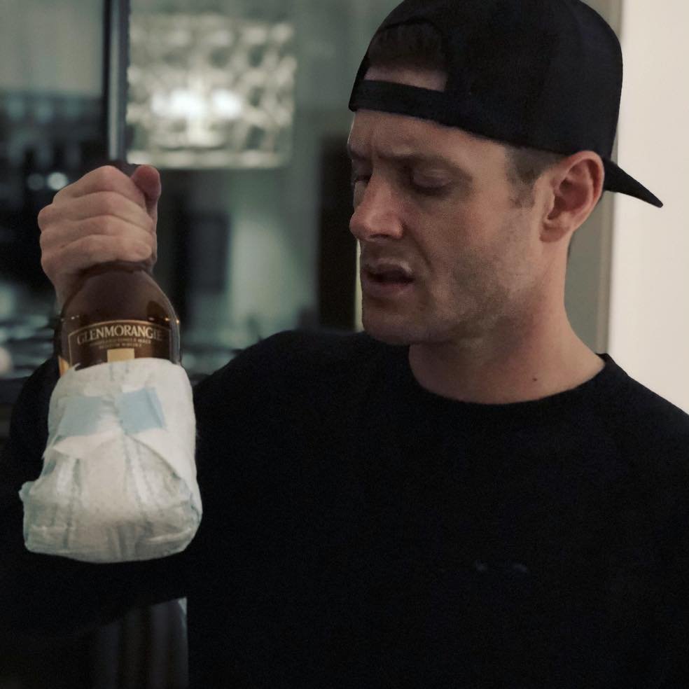 jensen ackles wearing a backwards baseball cap - thread