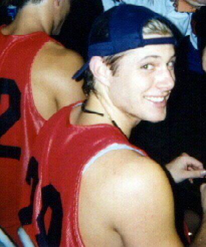 jensen ackles wearing a backwards baseball cap - thread