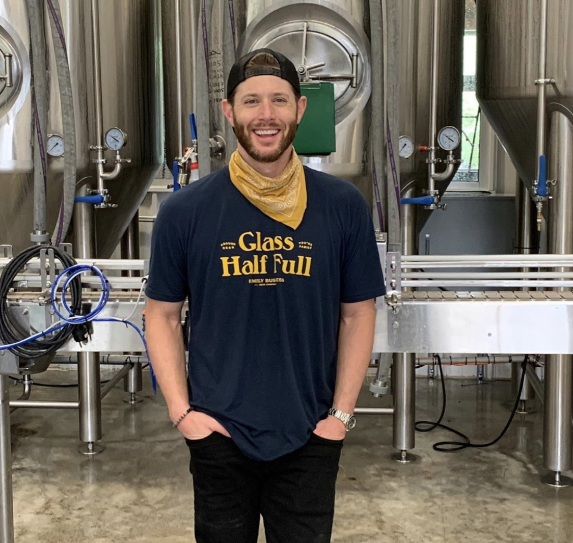 jensen ackles wearing a backwards baseball cap - thread